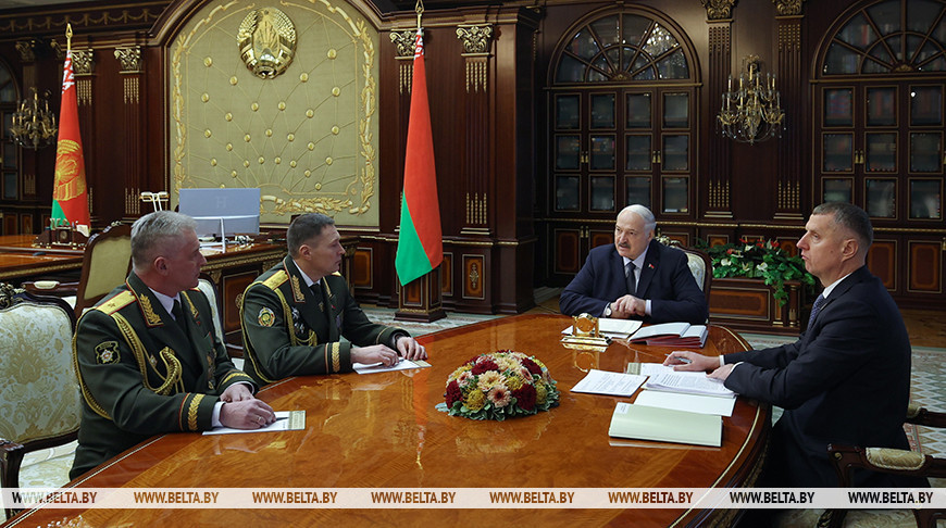 Лукашенко требует усилить подготовку офицерского состава