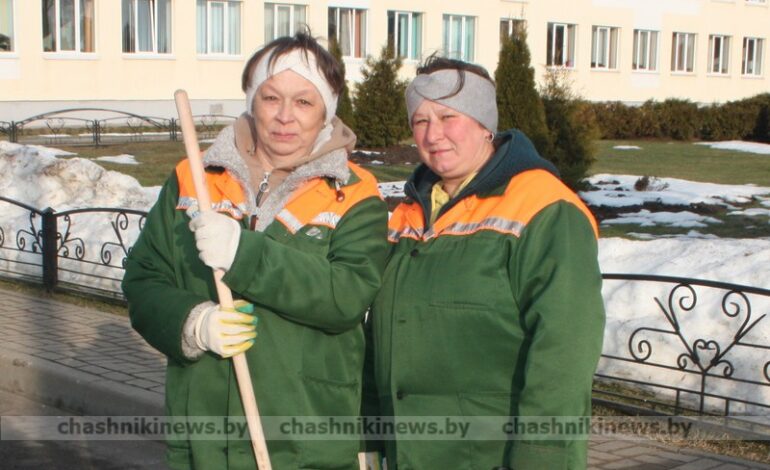 Фотофакт.Чашникские коммунальщики уже занялись наведением порядка на улицах города
