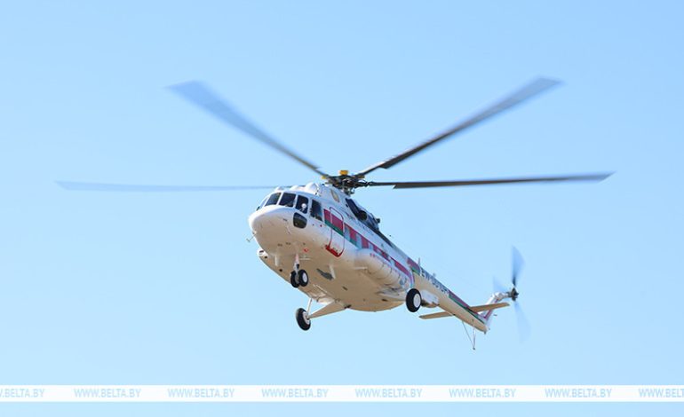 Лукашенко с борта вертолета инспектировал ход посевной в Минской области