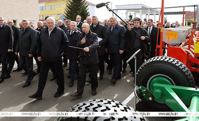 Лукашенко: нам надо кровь из носа восстановить сельхозтехники в каждом районе
