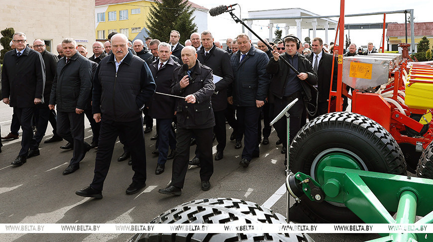 Лукашенко: нам надо кровь из носа восстановить сельхозтехники в каждом районе