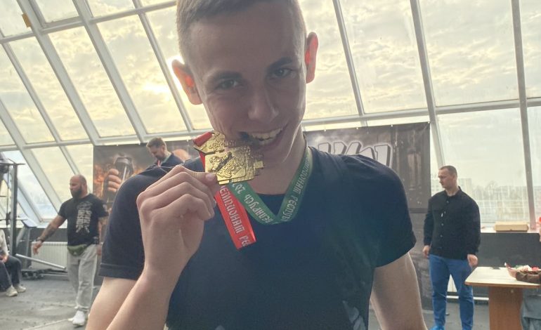 Крепкий бицепс у Артема