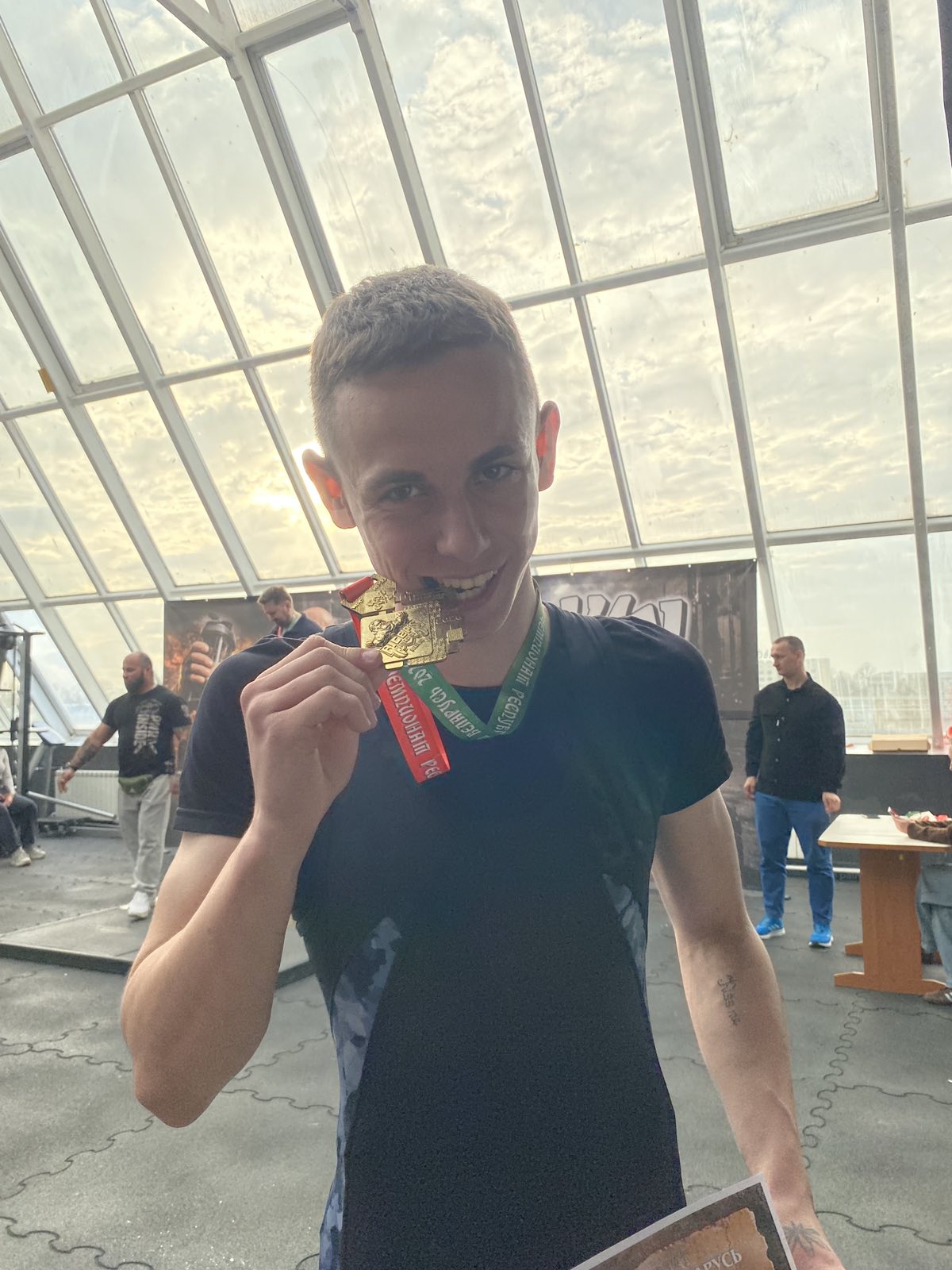 Крепкий бицепс у Артема