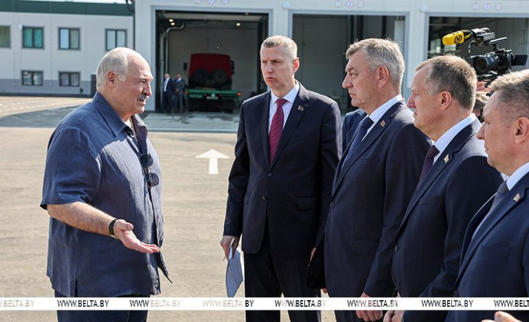 Лукашенко: райагросервисы должны стать опорными пунктами для отечественных производителей техники