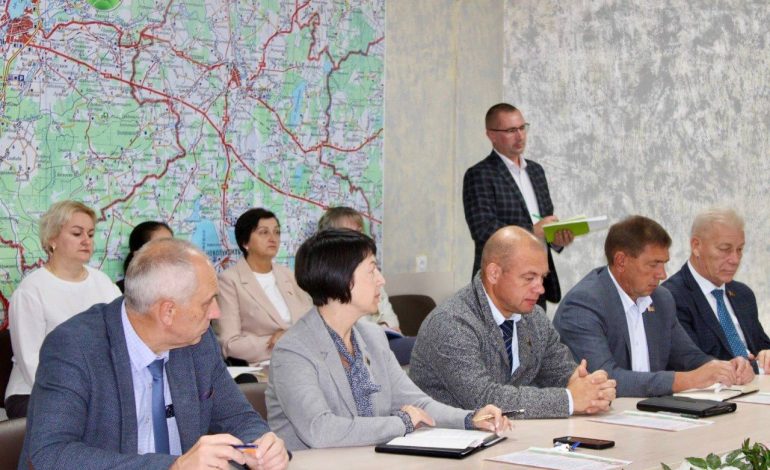 Совещание у председателя райисполкома началось с поздравления