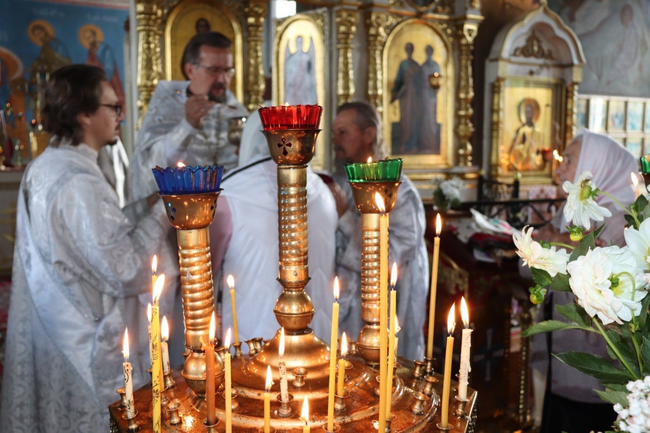 Православные верующие празднуют Успение Пресвятой Богородицы