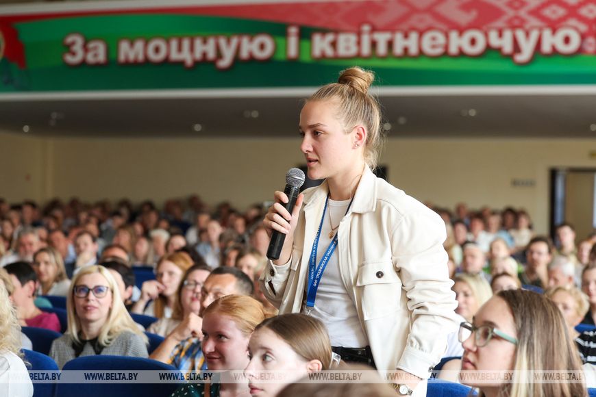 Популяризация рабочих профессий, цифровая гигиена и соцсети. О чем спрашивали гродненцы Дмитрия Жука