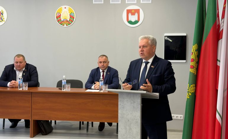В рамках ЕДИ встречу с трудовым коллективом Чашникского ПМС провел заместитель председателя Витебского облисполкома Петр Белусь